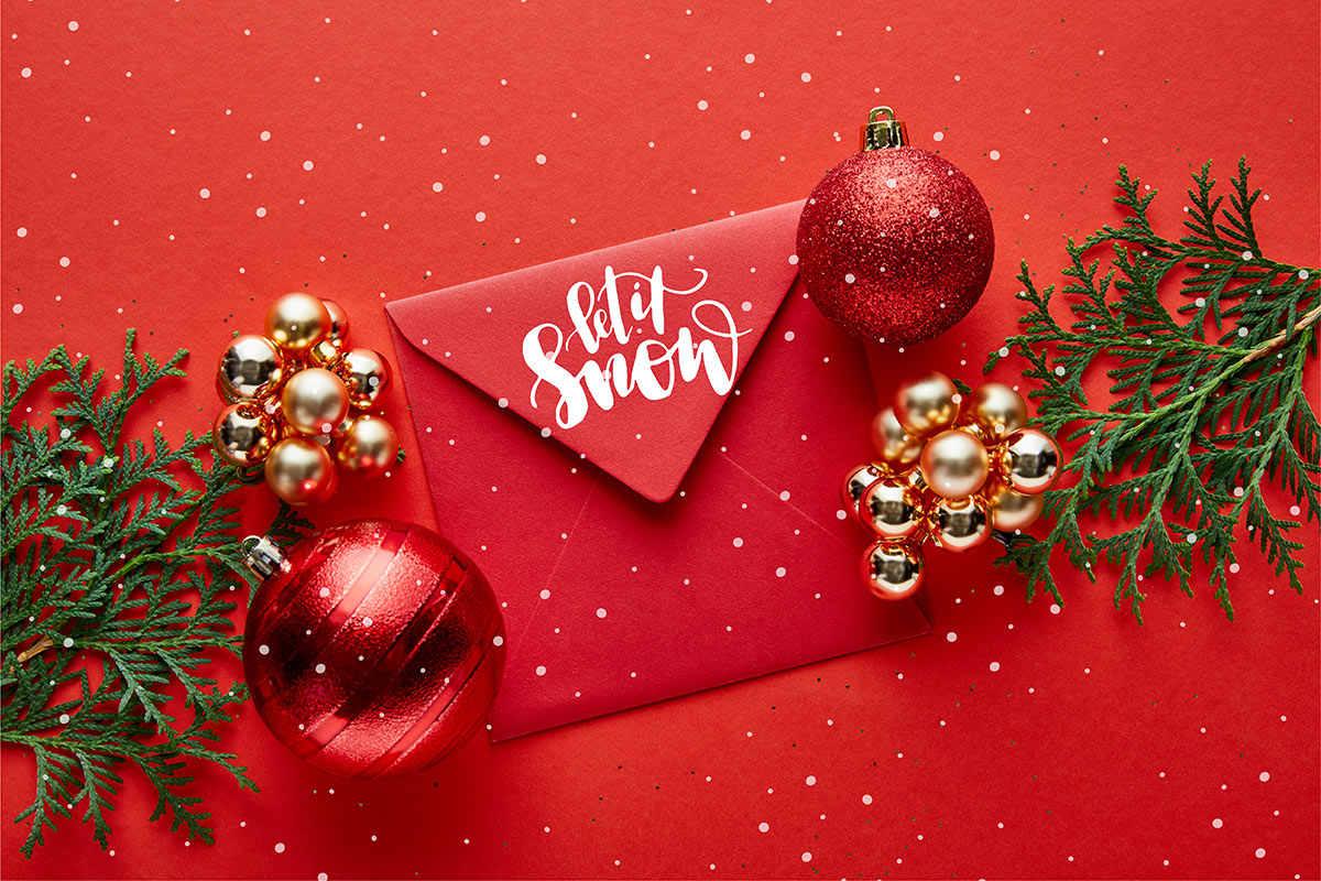 Roter Briefumschlag mit Deko passend zu Weihnachten